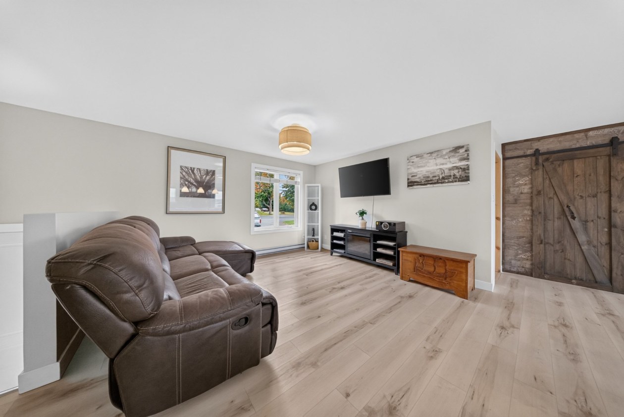 Salon — 312 Rue Principale, Lambton