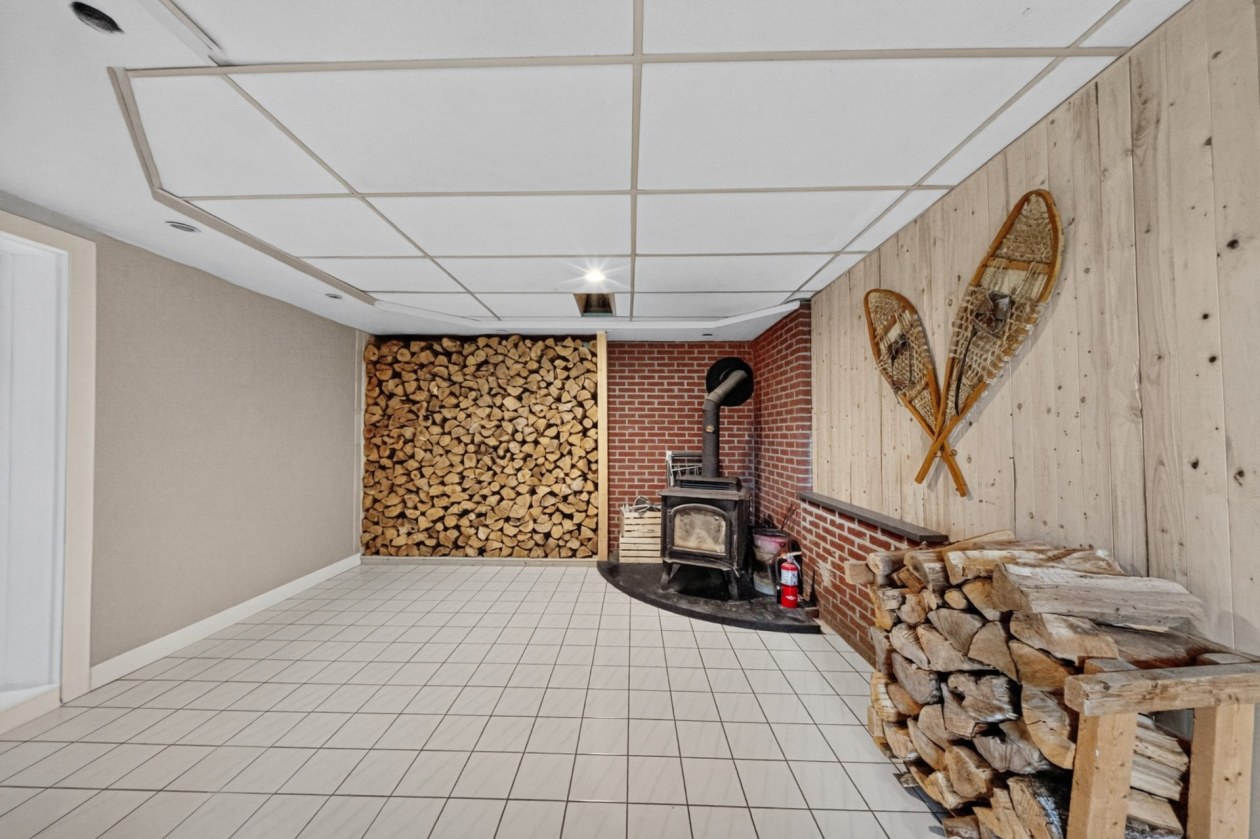 Salle familiale — 312 Rue Principale, Lambton