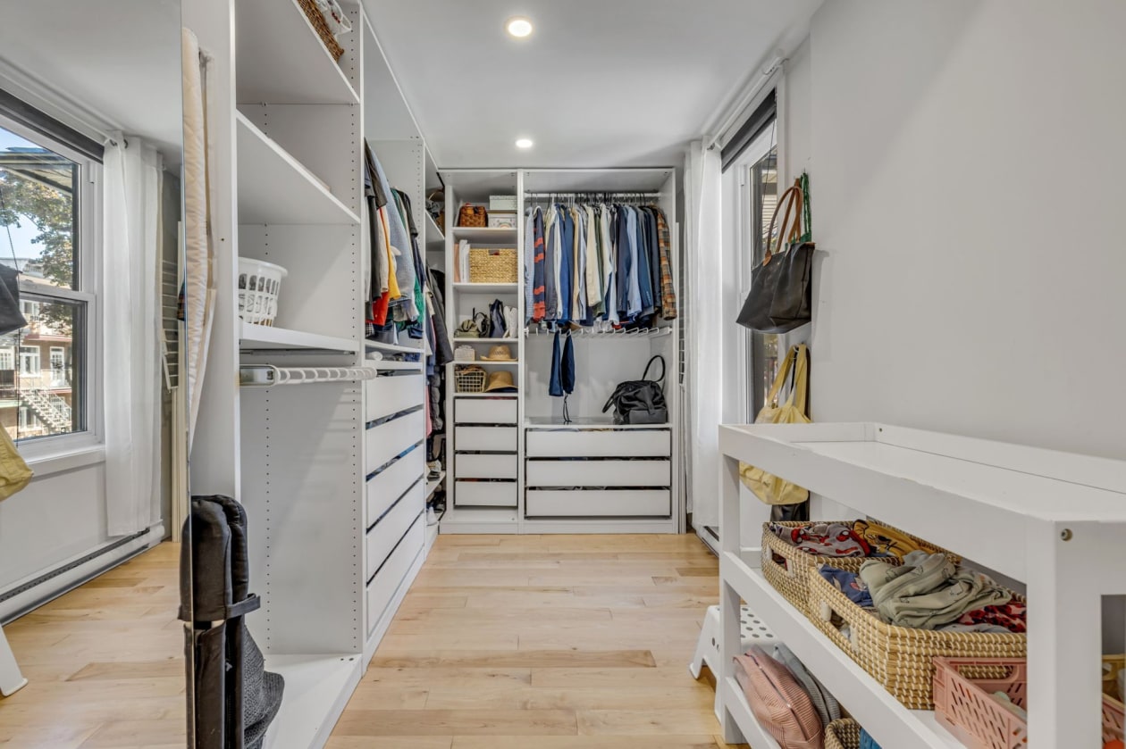 Penderie — 354 9e Rue, Québec
