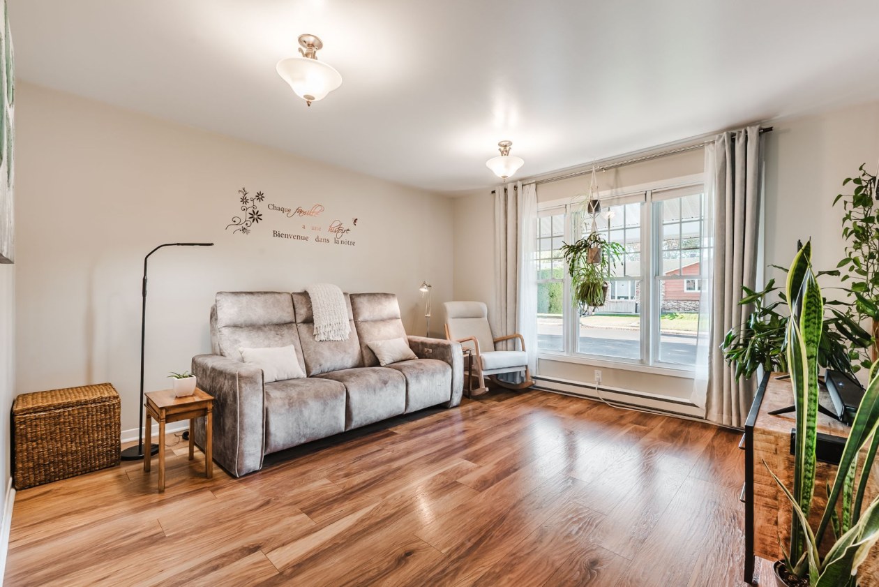 Salon — 567 Rue Palardy, Contrecoeur