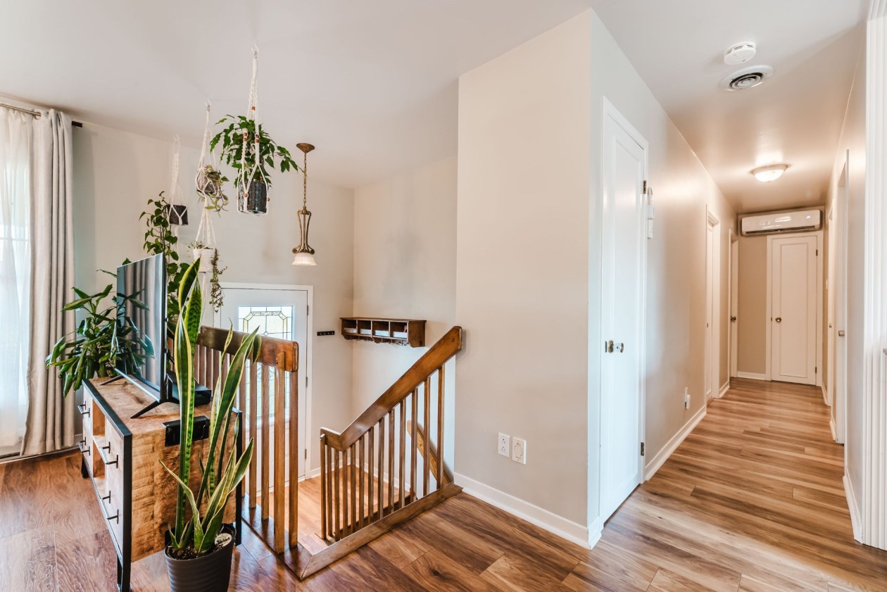 Corridor — 567 Rue Palardy, Contrecoeur