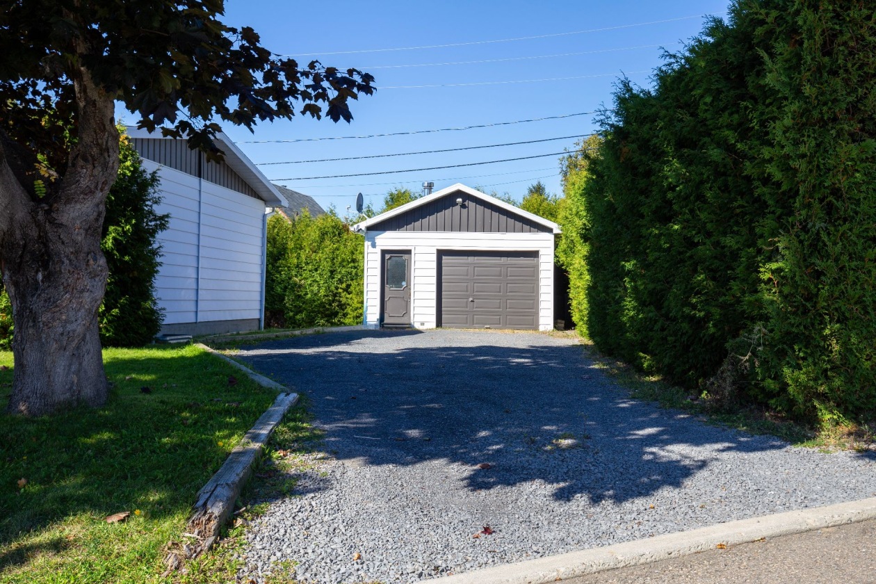 Garage — 165 Rue Pierre-Bouliane, La Malbaie
