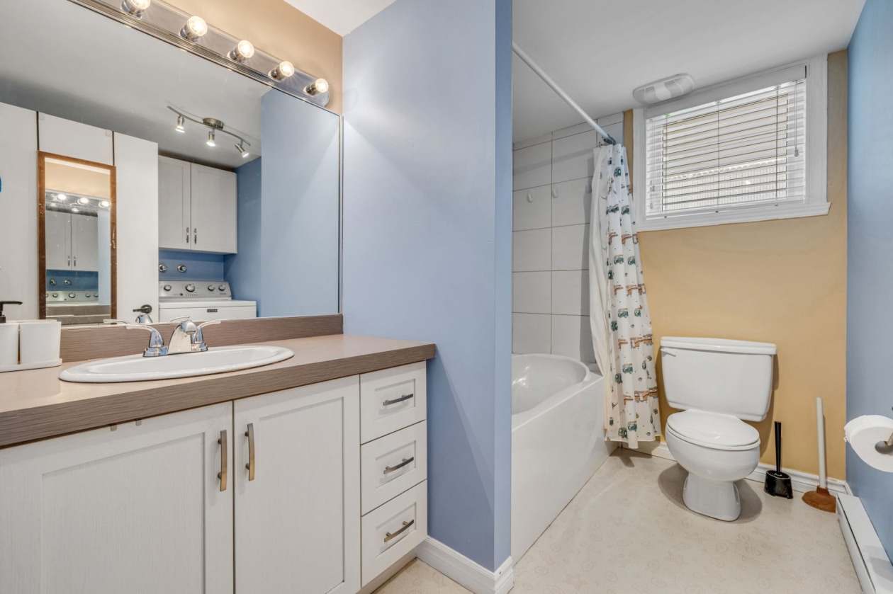 Salle de bains — 601 - 603 Rue Anick, Québec
