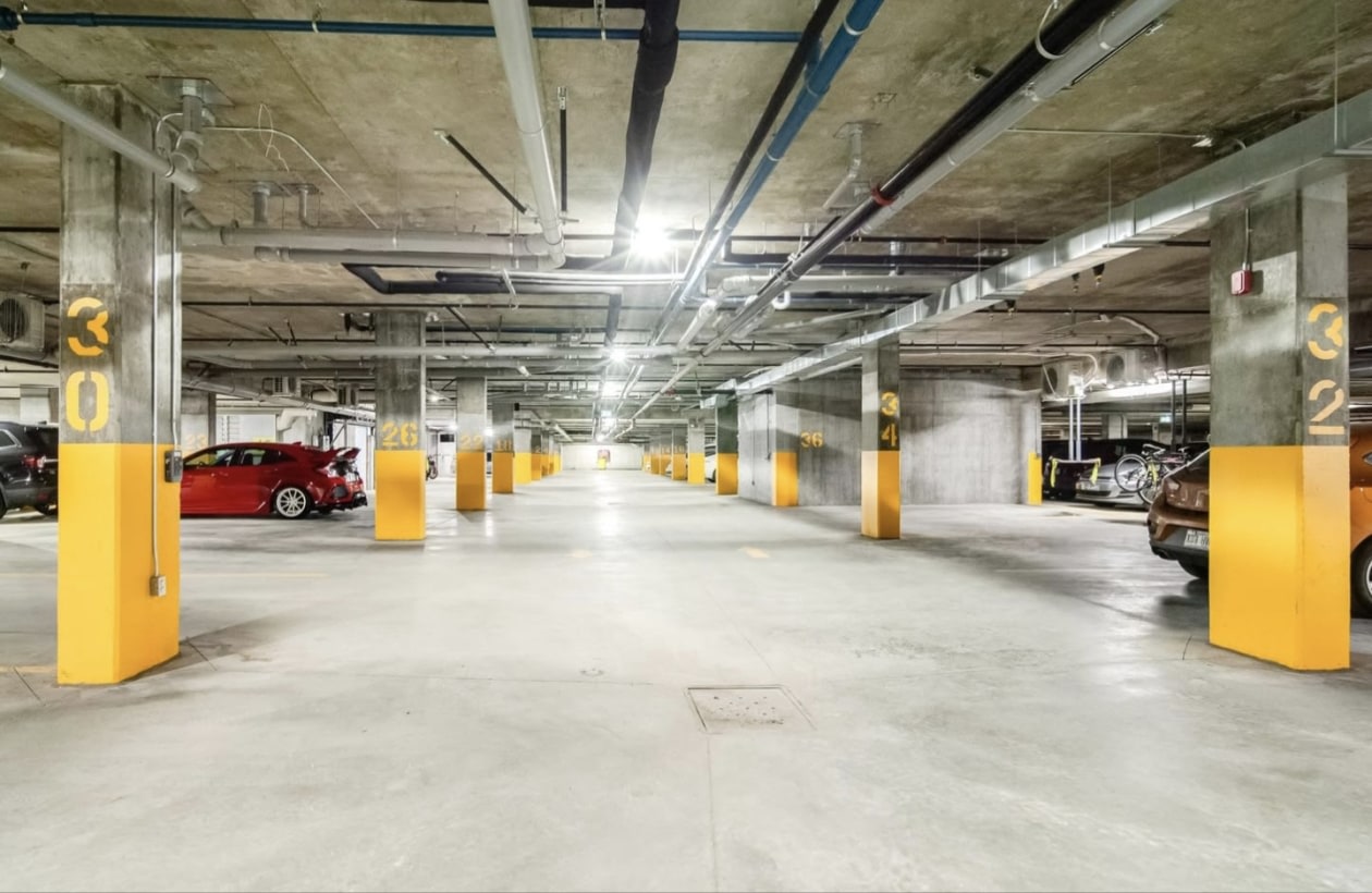 Garage — 121-170 Rue Principale, Saint-Zotique