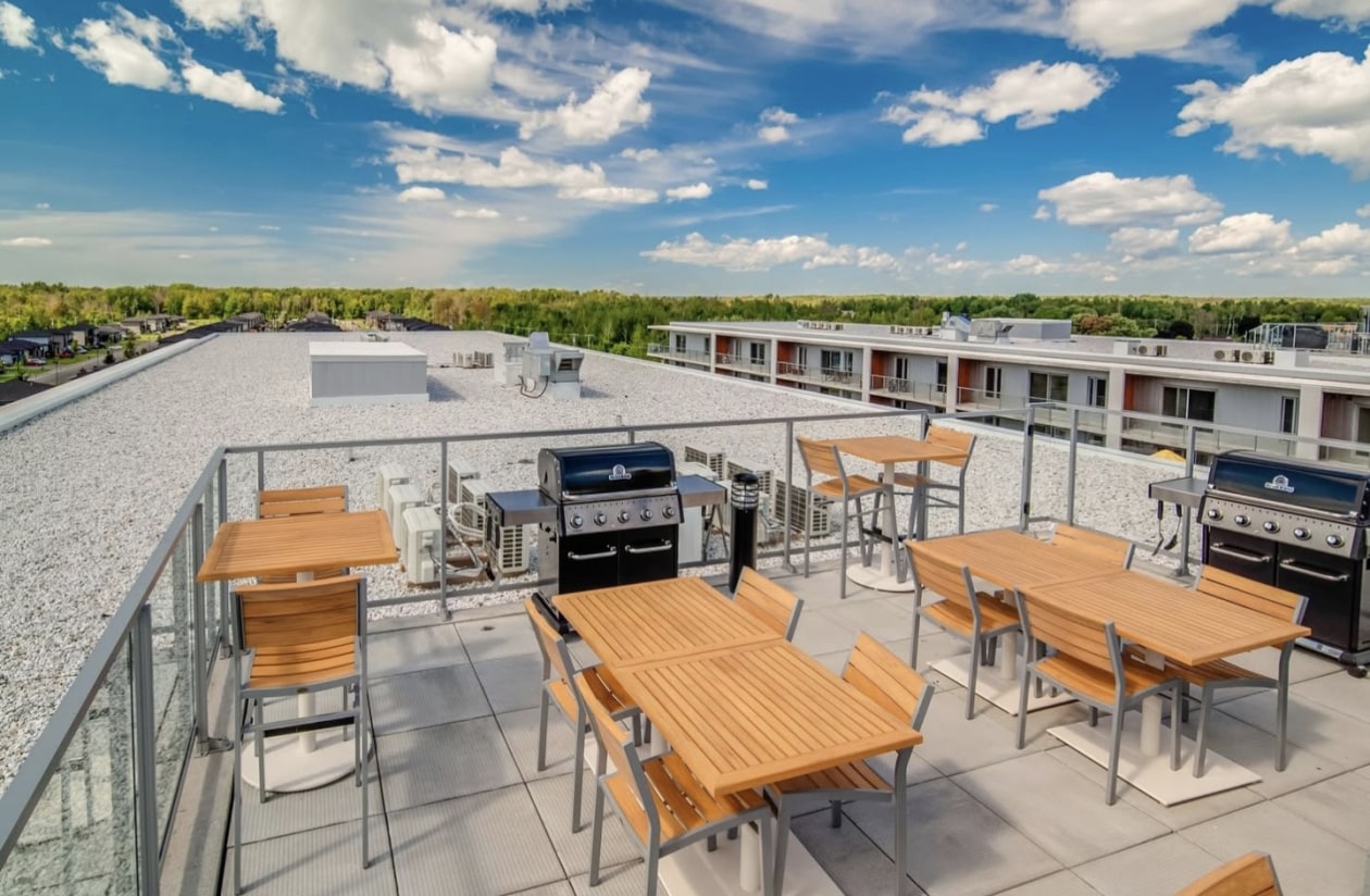 Terrasse — 121-170 Rue Principale, Saint-Zotique