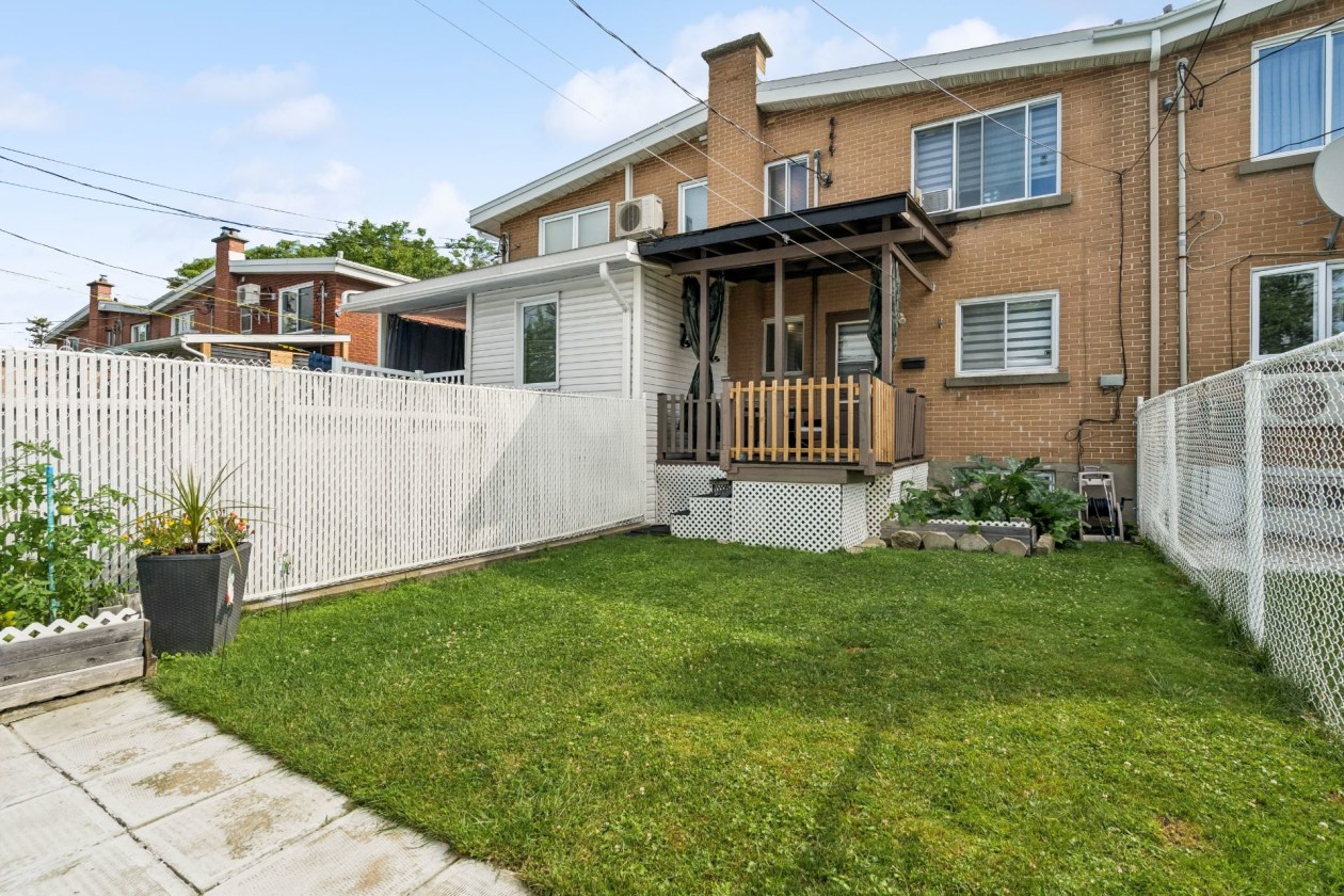 Cour — 11560 Av. des Violettes, Montréal