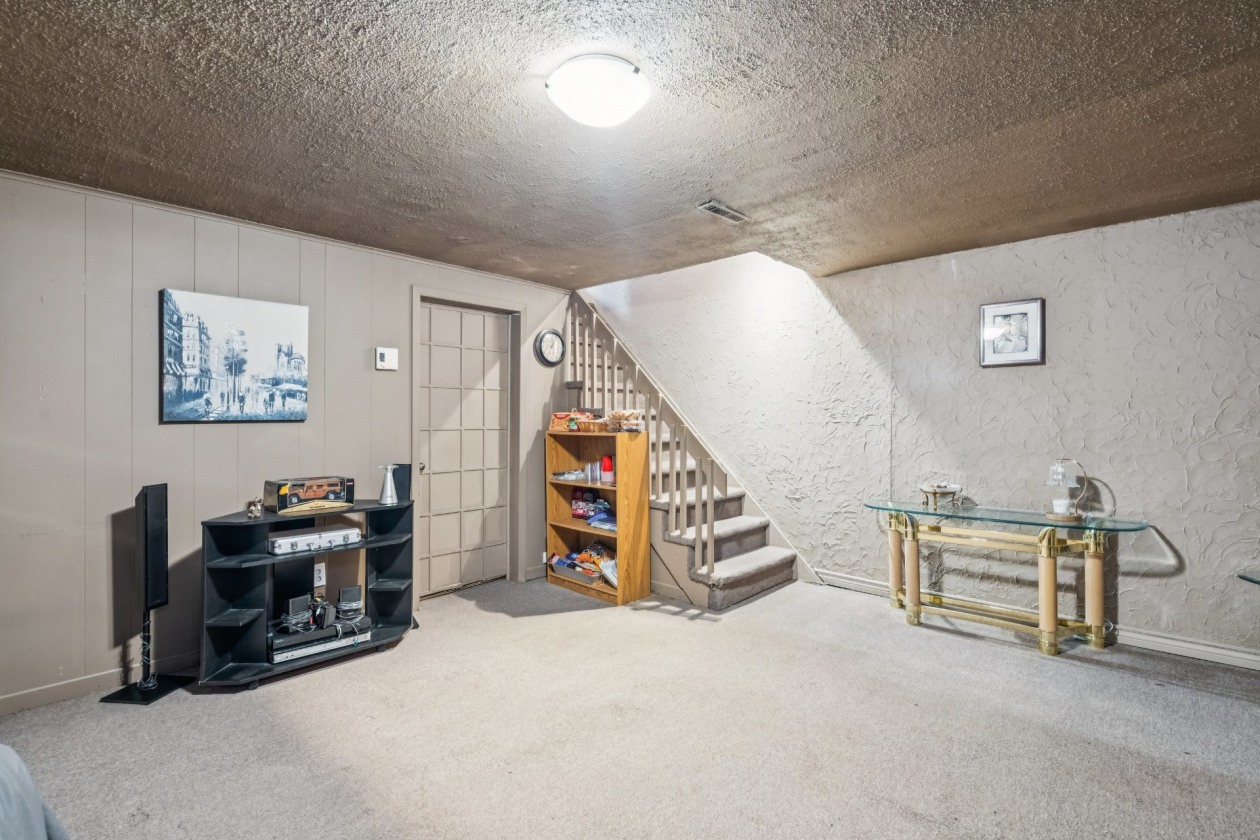 Salle familiale — 11560 Av. des Violettes, Montréal