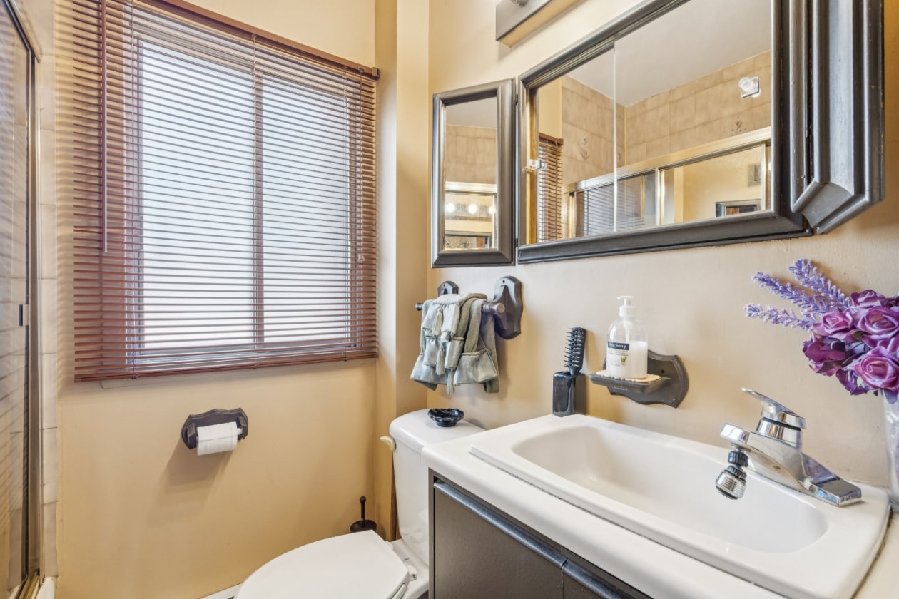 Salle de bains — 11560 Av. des Violettes, Montréal