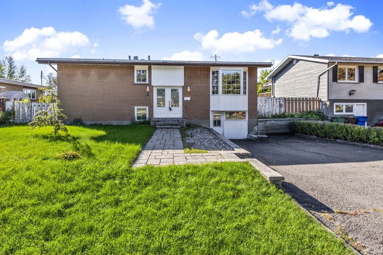 Façade — 11 Rue Paul-VI, Châteauguay