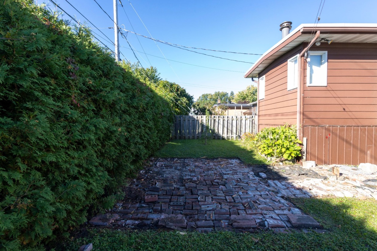 Cour — 11 Rue Paul-VI, Châteauguay