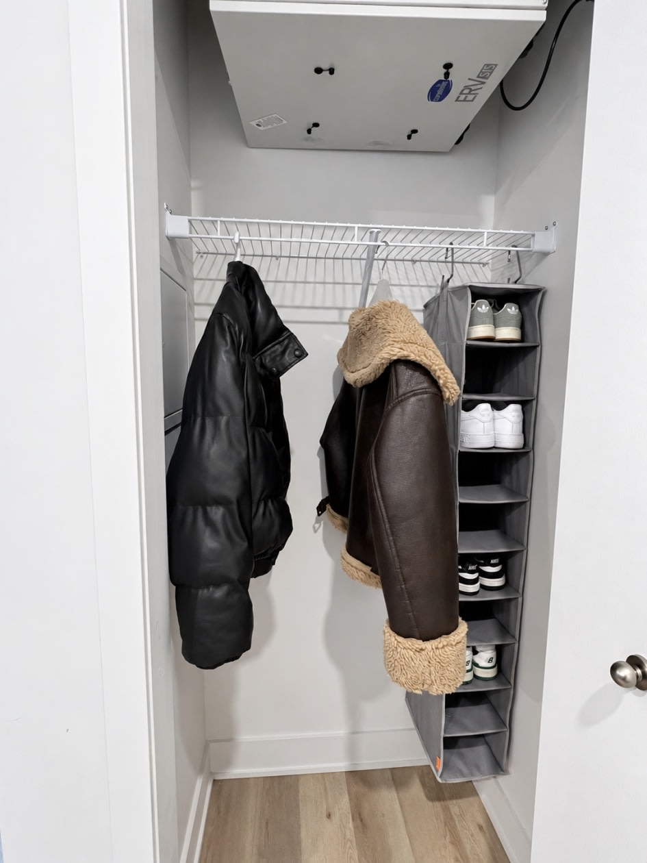 Penderie — 1431 Av De La Gare, Mascouche