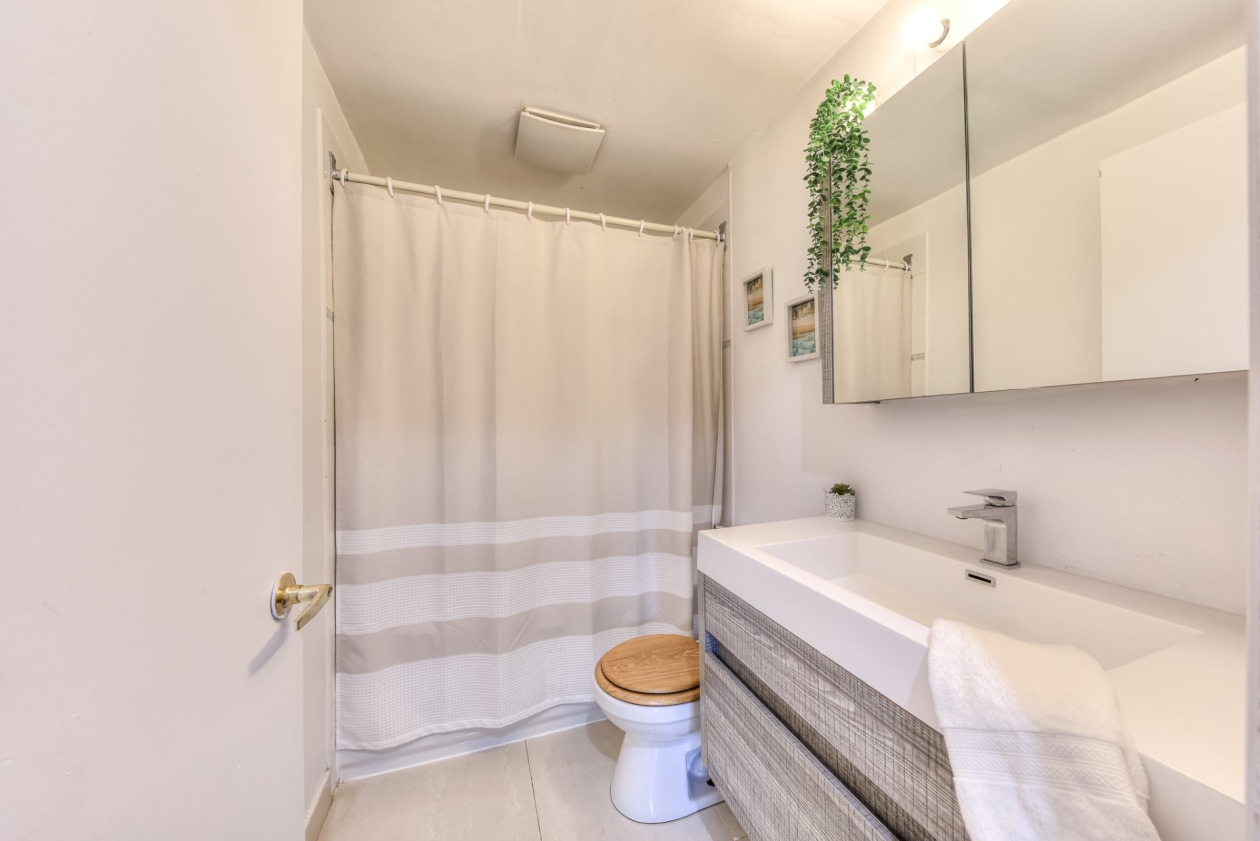 Bathroom — 2475 Av. Aumont, Brossard