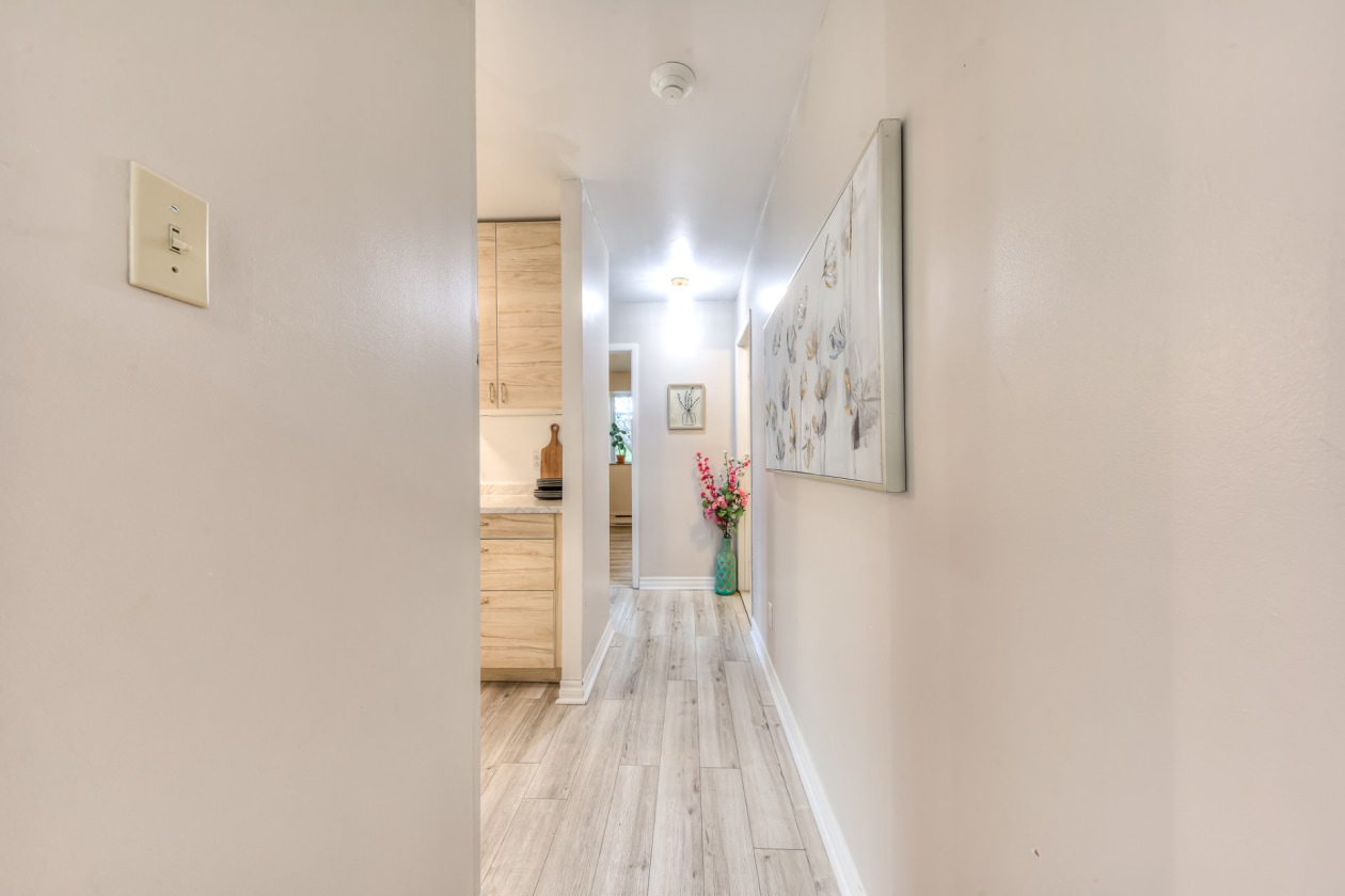 Entrance hall — 2475 Av. Aumont, Brossard