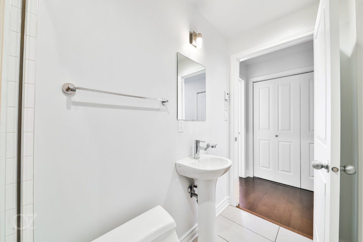 Salle de bains — 80 Rue Barnett, Dollard-Des-Ormeaux