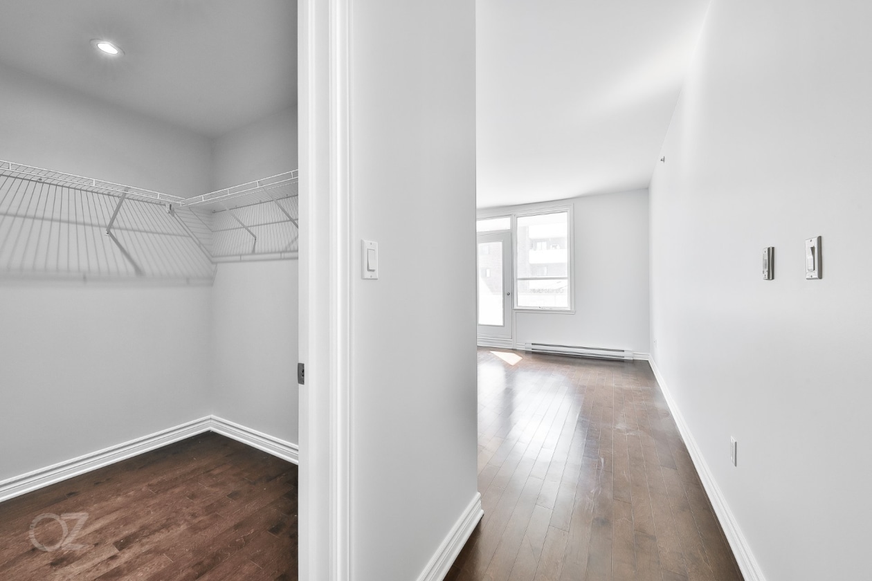 Penderie — 80 Rue Barnett, Dollard-Des-Ormeaux