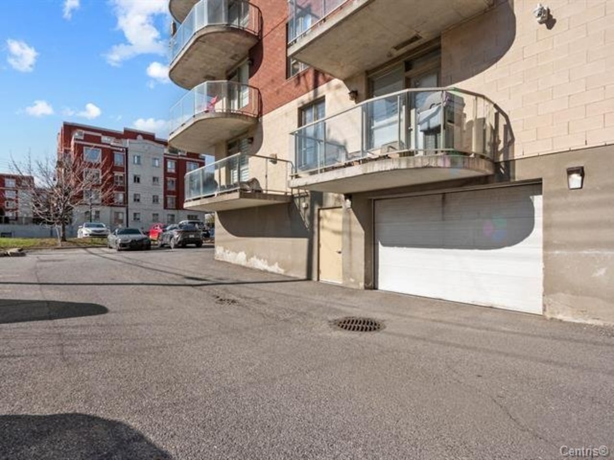 Garage — 80 Rue Barnett, Dollard-Des-Ormeaux