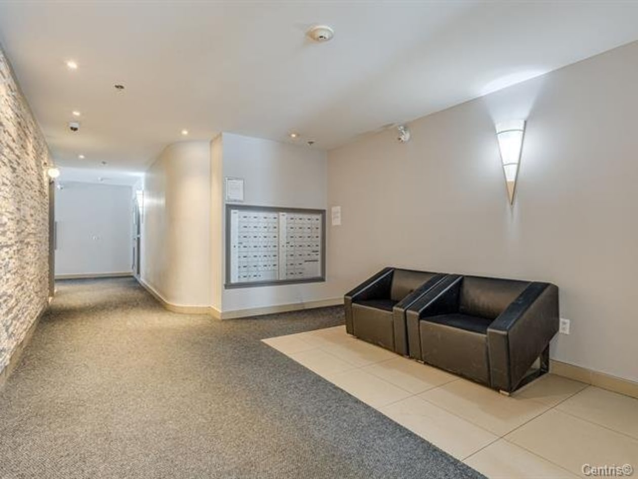 Hall d'entrée — 80 Rue Barnett, Dollard-Des-Ormeaux