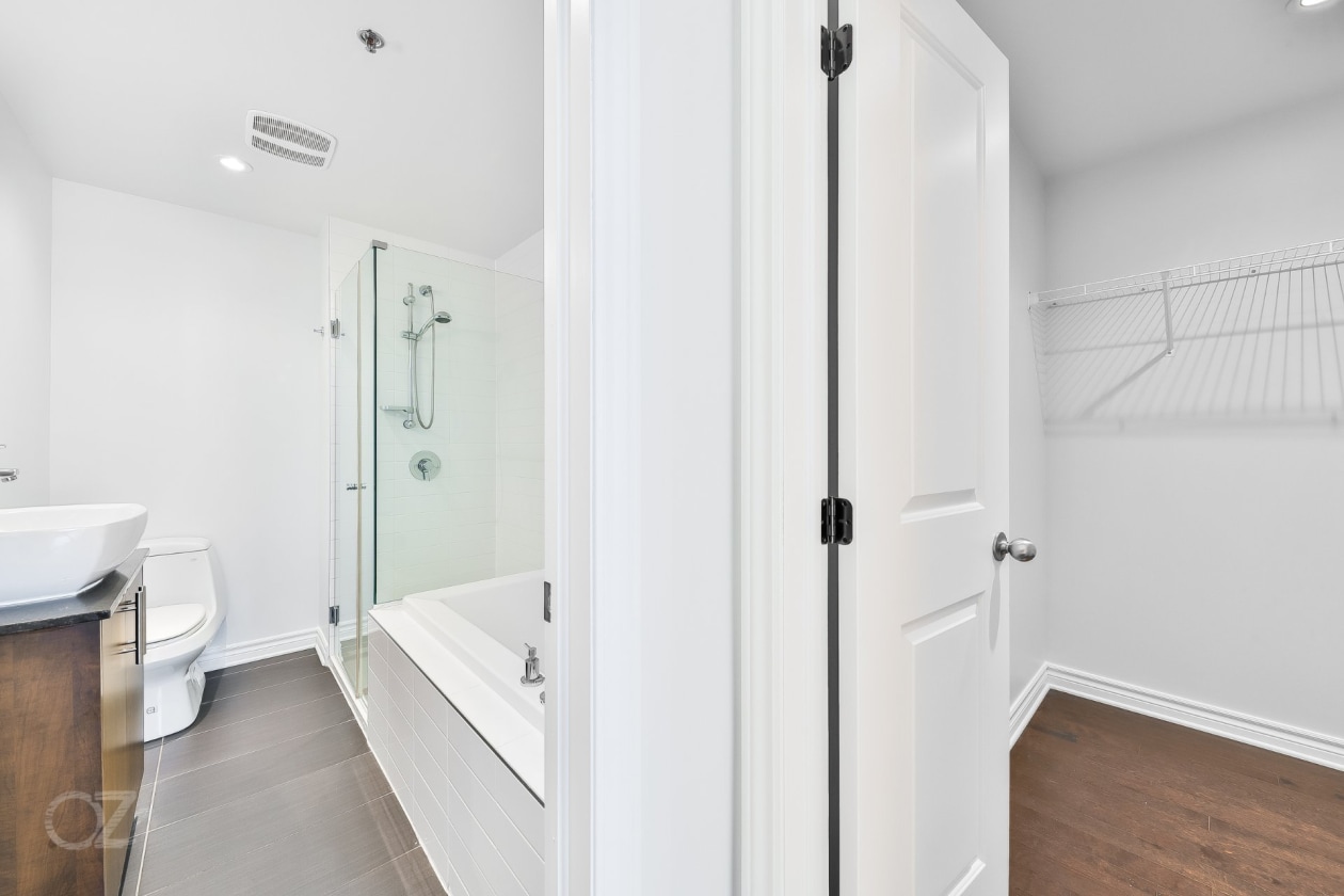 Salle de bains — 80 Rue Barnett, Dollard-Des-Ormeaux