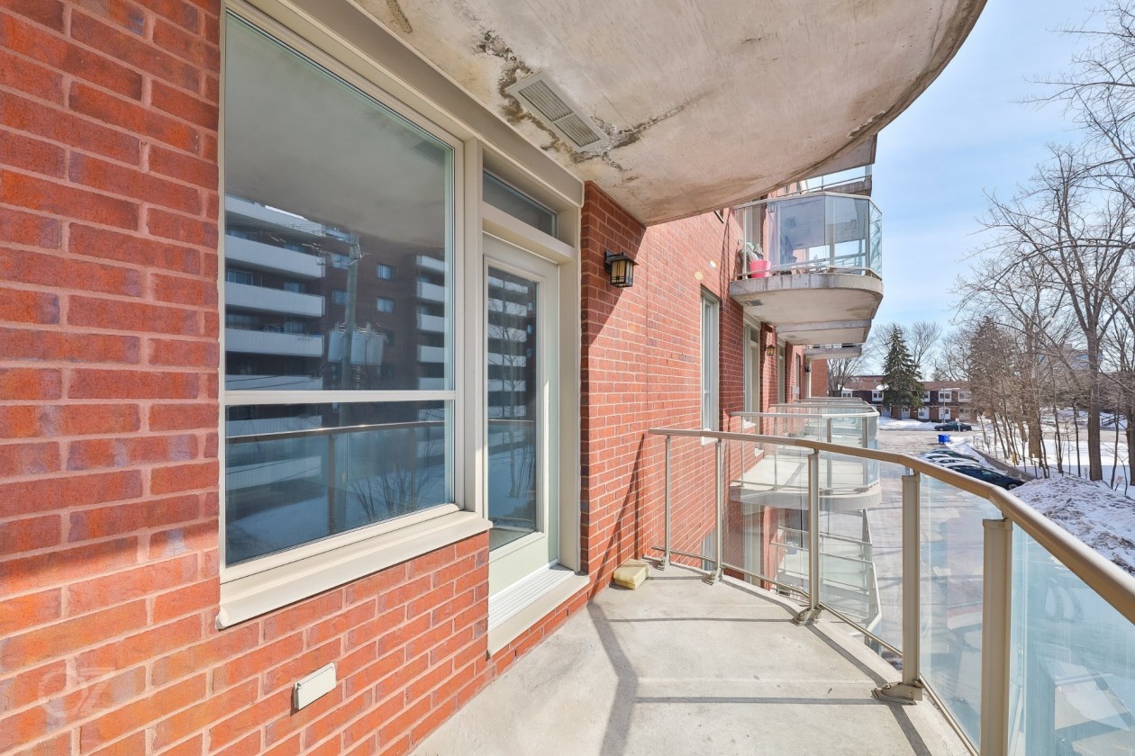 Balcon — 80 Rue Barnett, Dollard-Des-Ormeaux