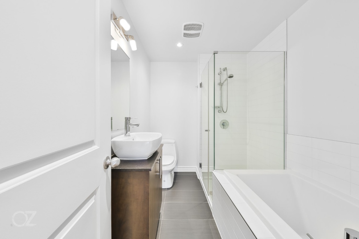 Salle de bains — 80 Rue Barnett, Dollard-Des-Ormeaux