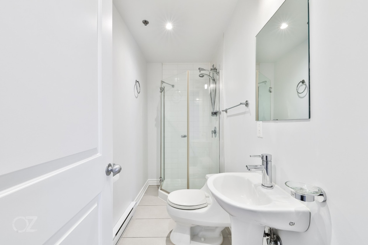 Salle de bains — 80 Rue Barnett, Dollard-Des-Ormeaux