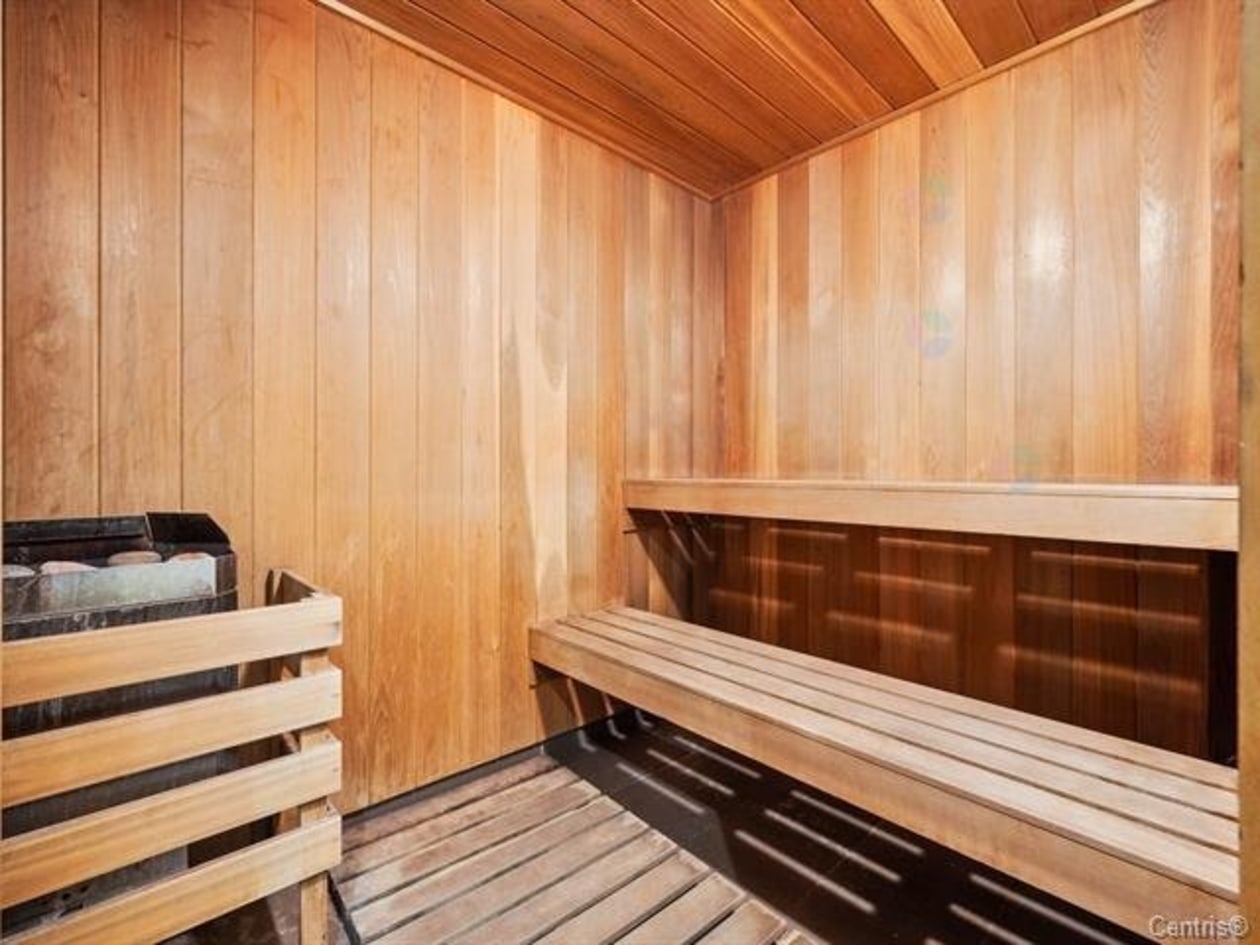 Sauna — 80 Rue Barnett, Dollard-Des-Ormeaux