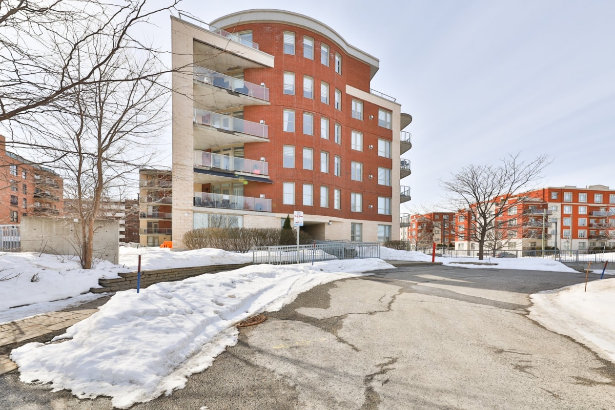 Façade — 80 Rue Barnett, Dollard-Des-Ormeaux