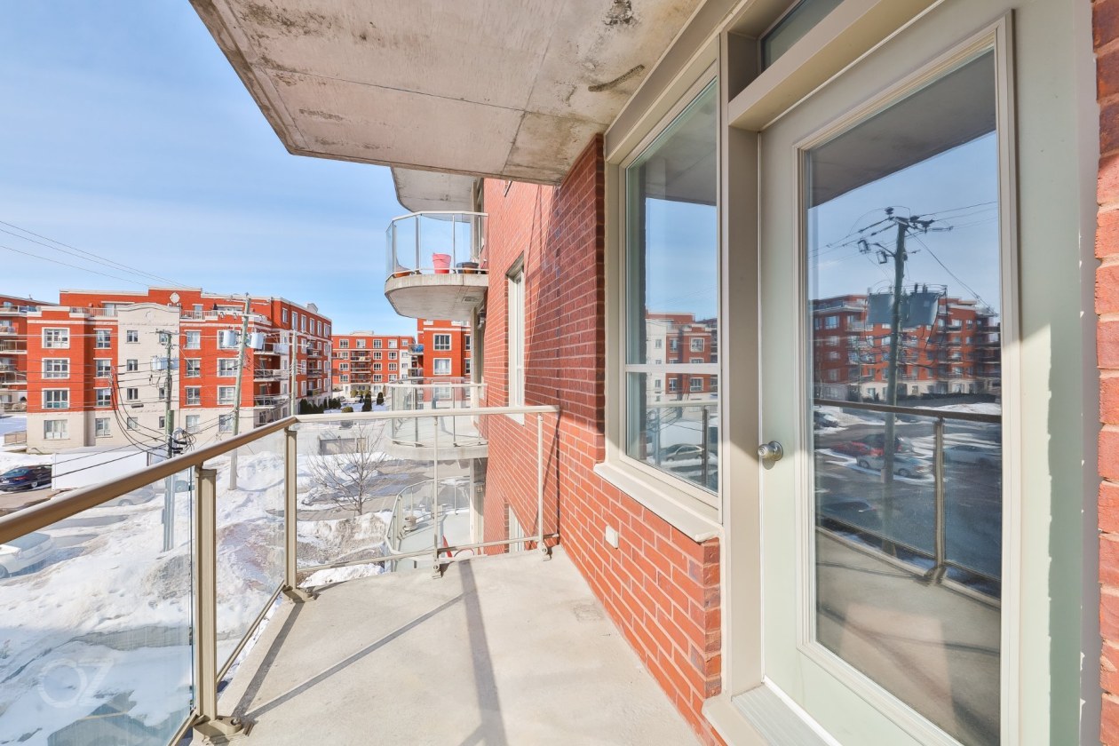 Balcon — 80 Rue Barnett, Dollard-Des-Ormeaux