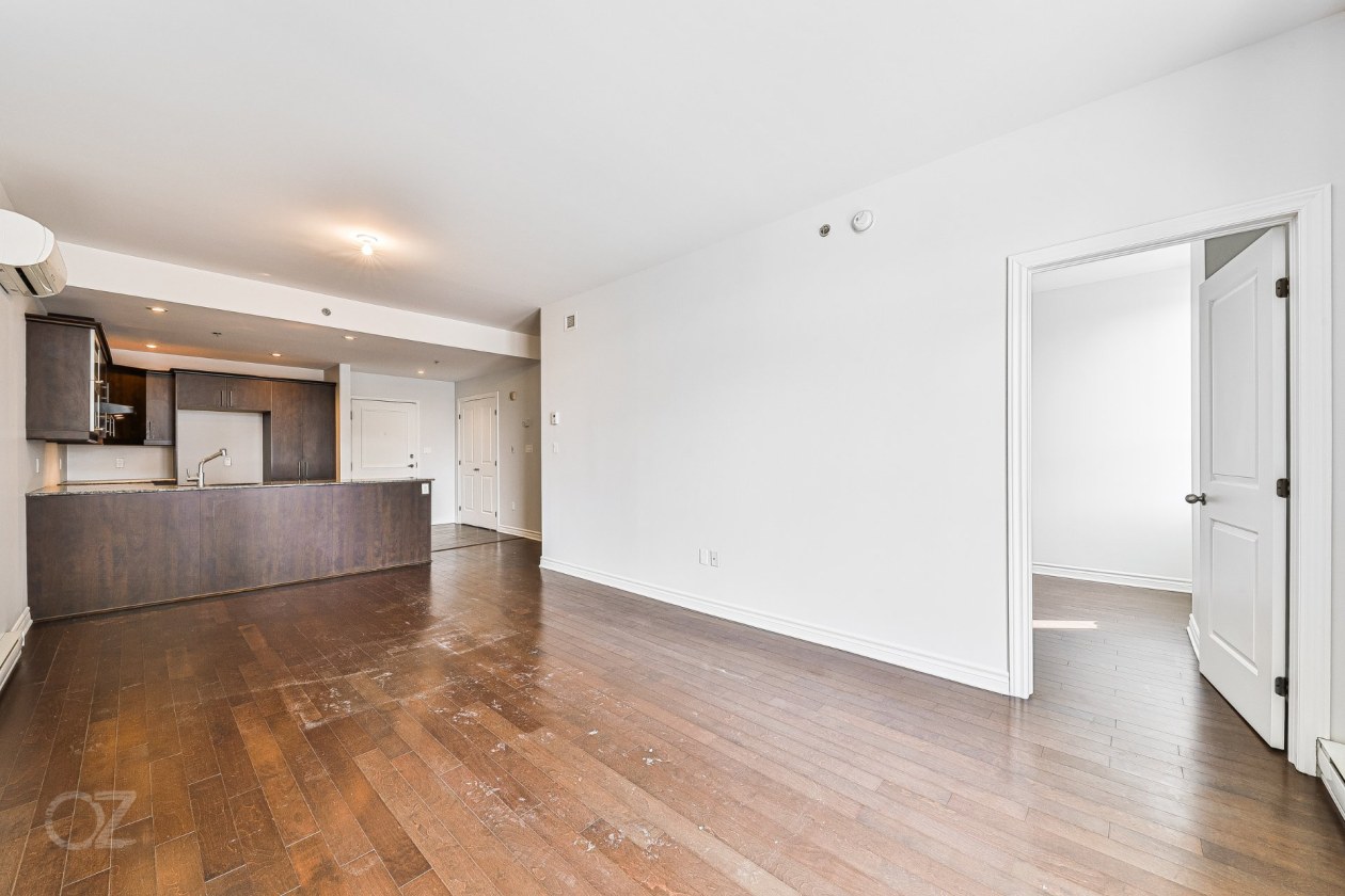 Salon — 80 Rue Barnett, Dollard-Des-Ormeaux