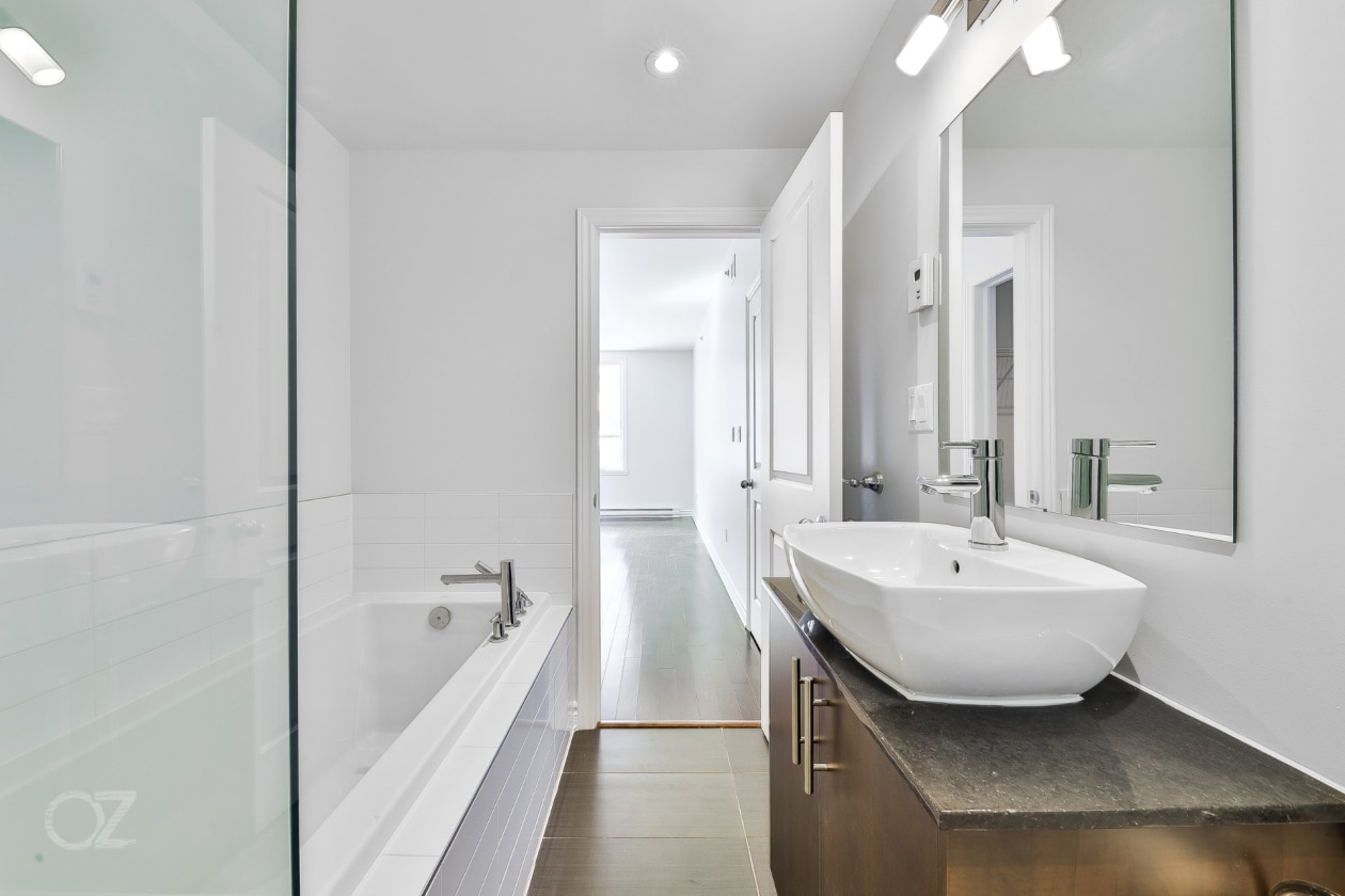 Salle de bains — 80 Rue Barnett, Dollard-Des-Ormeaux
