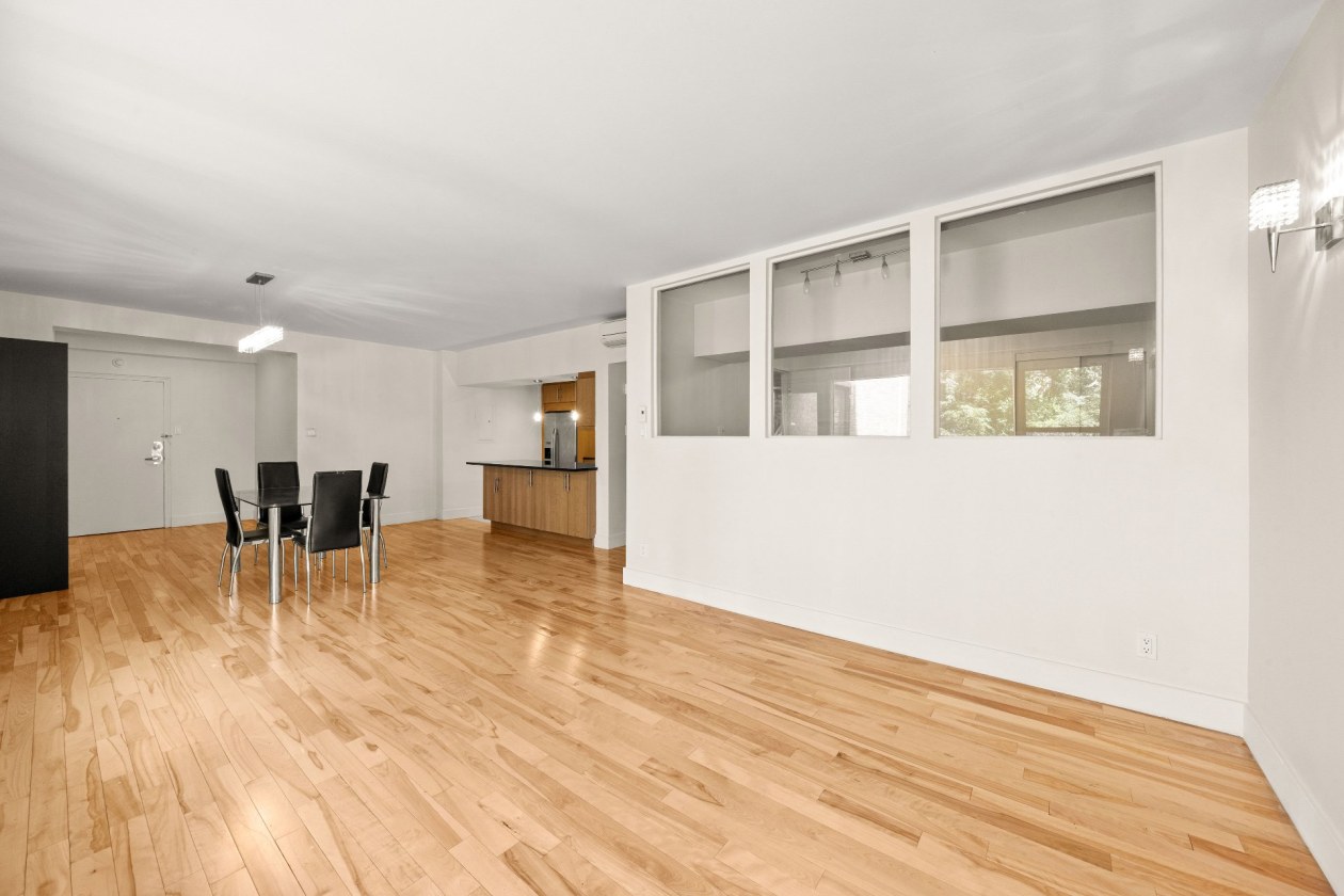 Salon — 1520 Av. du Docteur-Penfield, Montréal