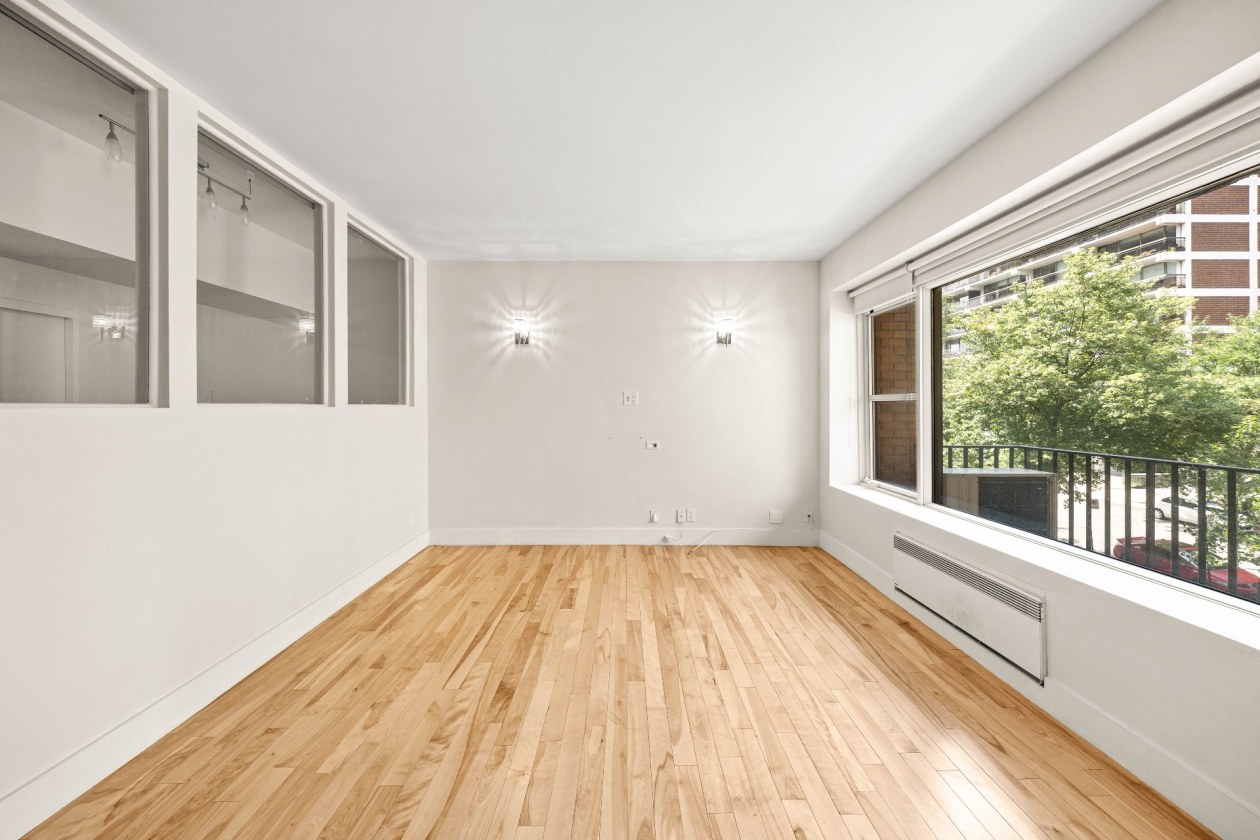 Salon — 1520 Av. du Docteur-Penfield, Montréal