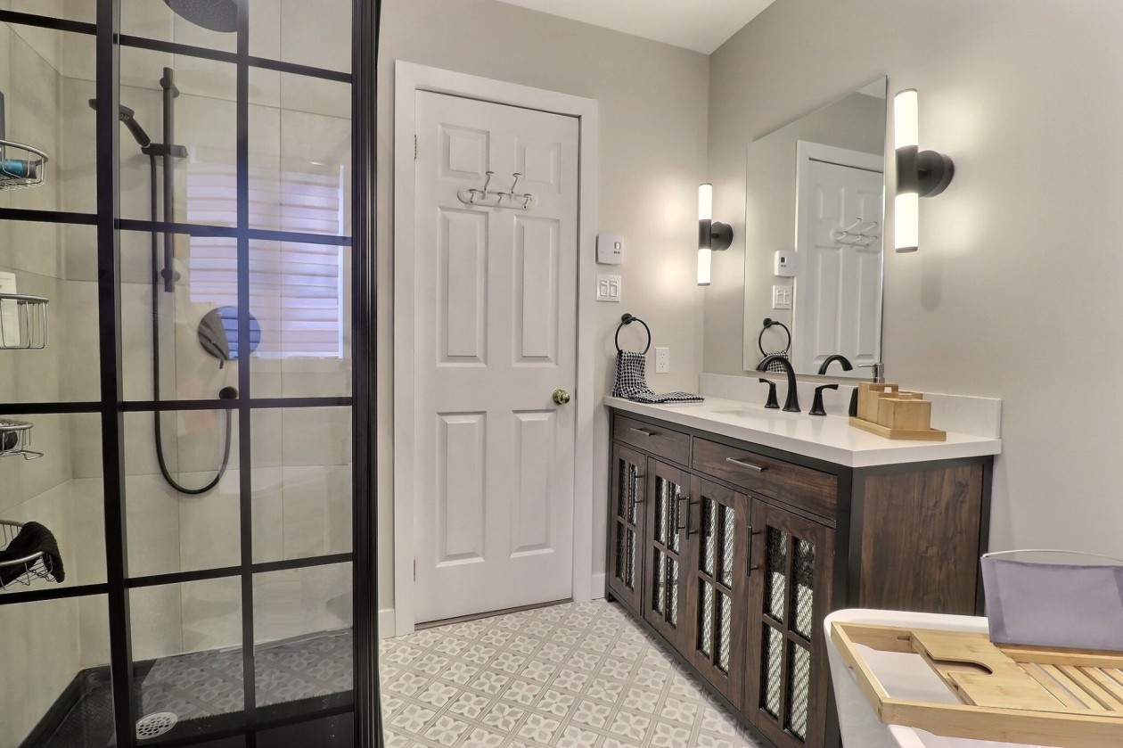 Salle de bains — 9345 Av. de Laval, Québec