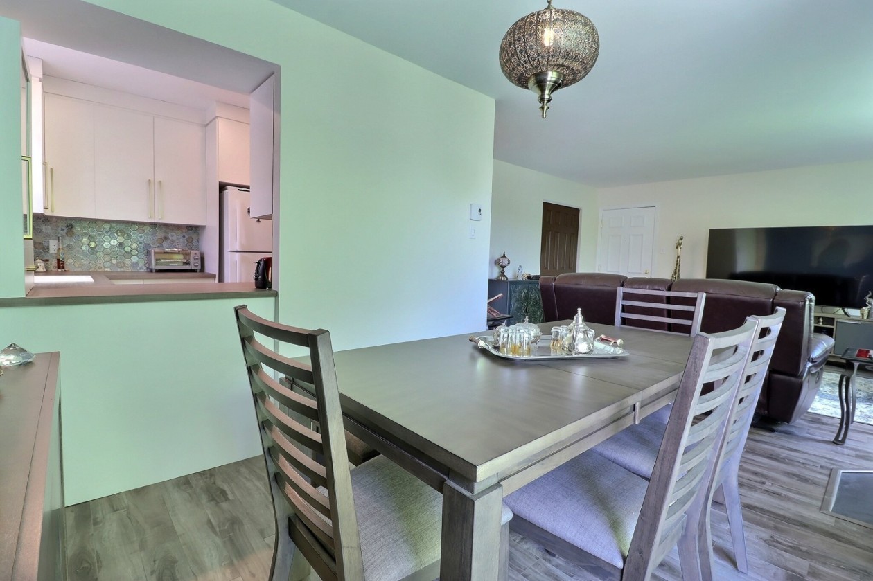 Salle à manger — 9345 Av. de Laval, Québec