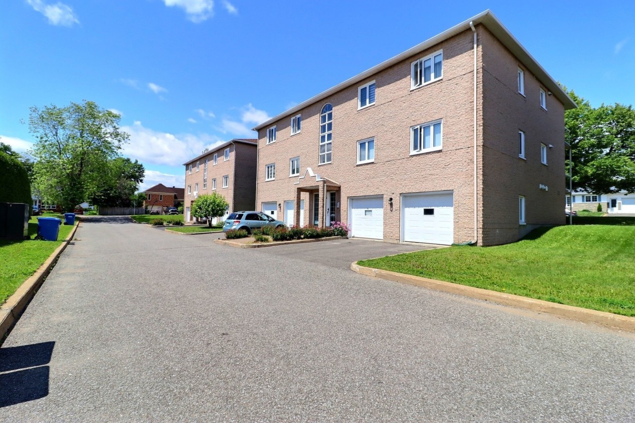 Face arrière — 9345 Av. de Laval, Québec