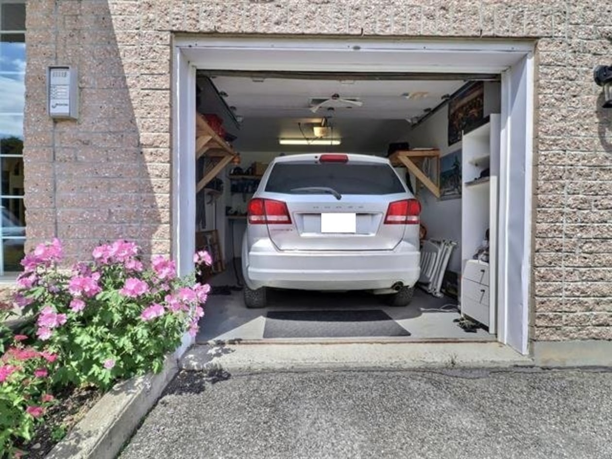 Garage — 9345 Av. de Laval, Québec