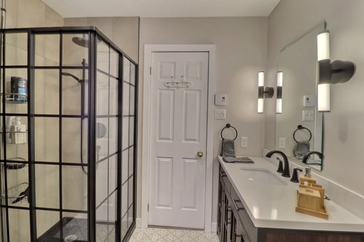 Salle de bains — 9345 Av. de Laval, Québec
