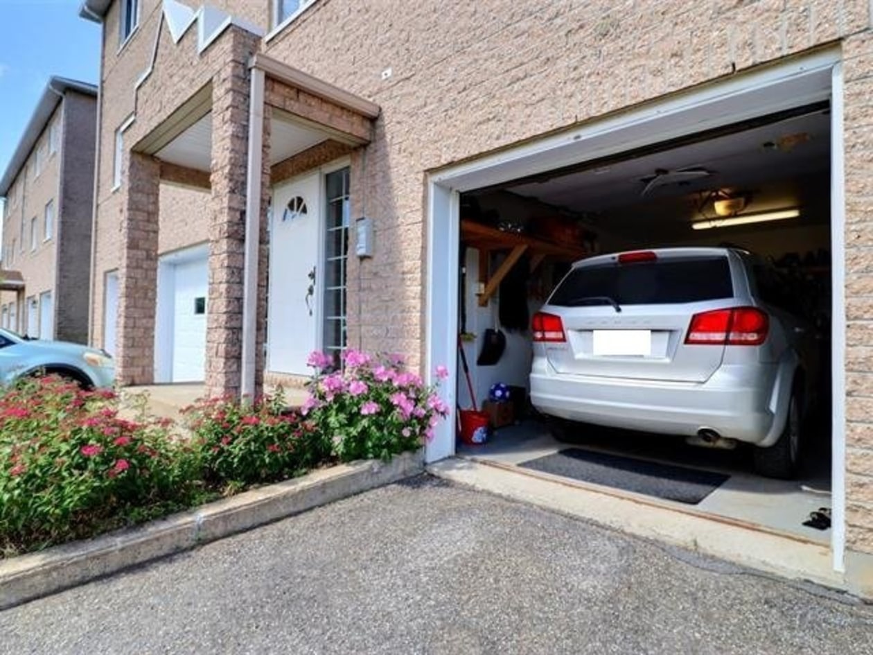 Garage — 9345 Av. de Laval, Québec