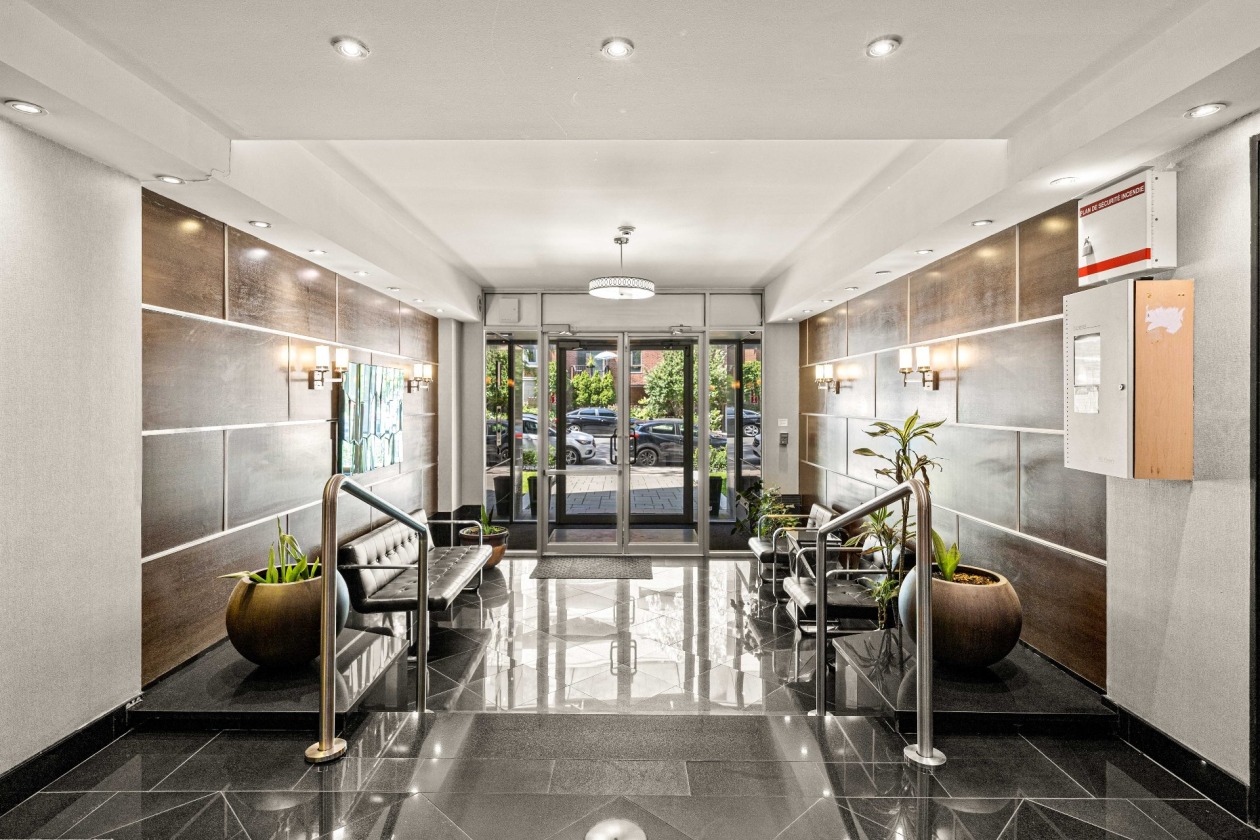 Entrée extérieure — 1520 Av. du Docteur-Penfield, Montréal