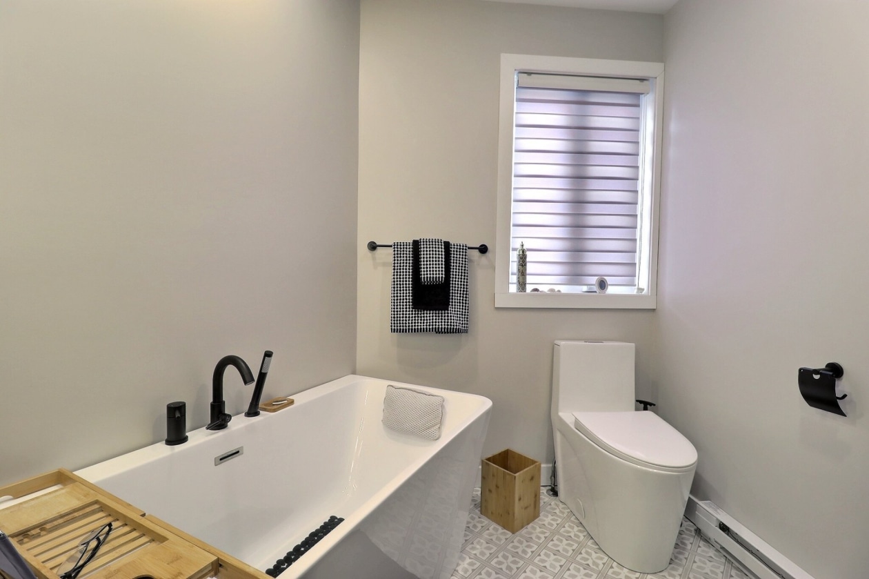 Salle de bains — 9345 Av. de Laval, Québec