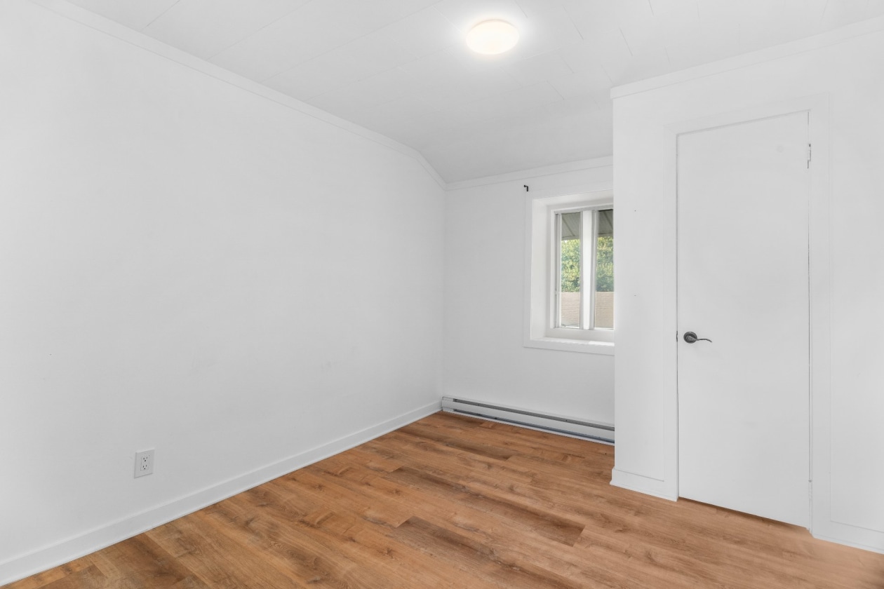 Chambre à coucher — 1505 - 1507 Ch. St-Dominique, Les Cèdres