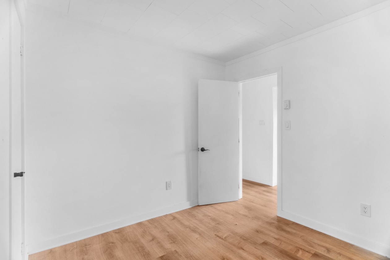Chambre à coucher — 1505 - 1507 Ch. St-Dominique, Les Cèdres