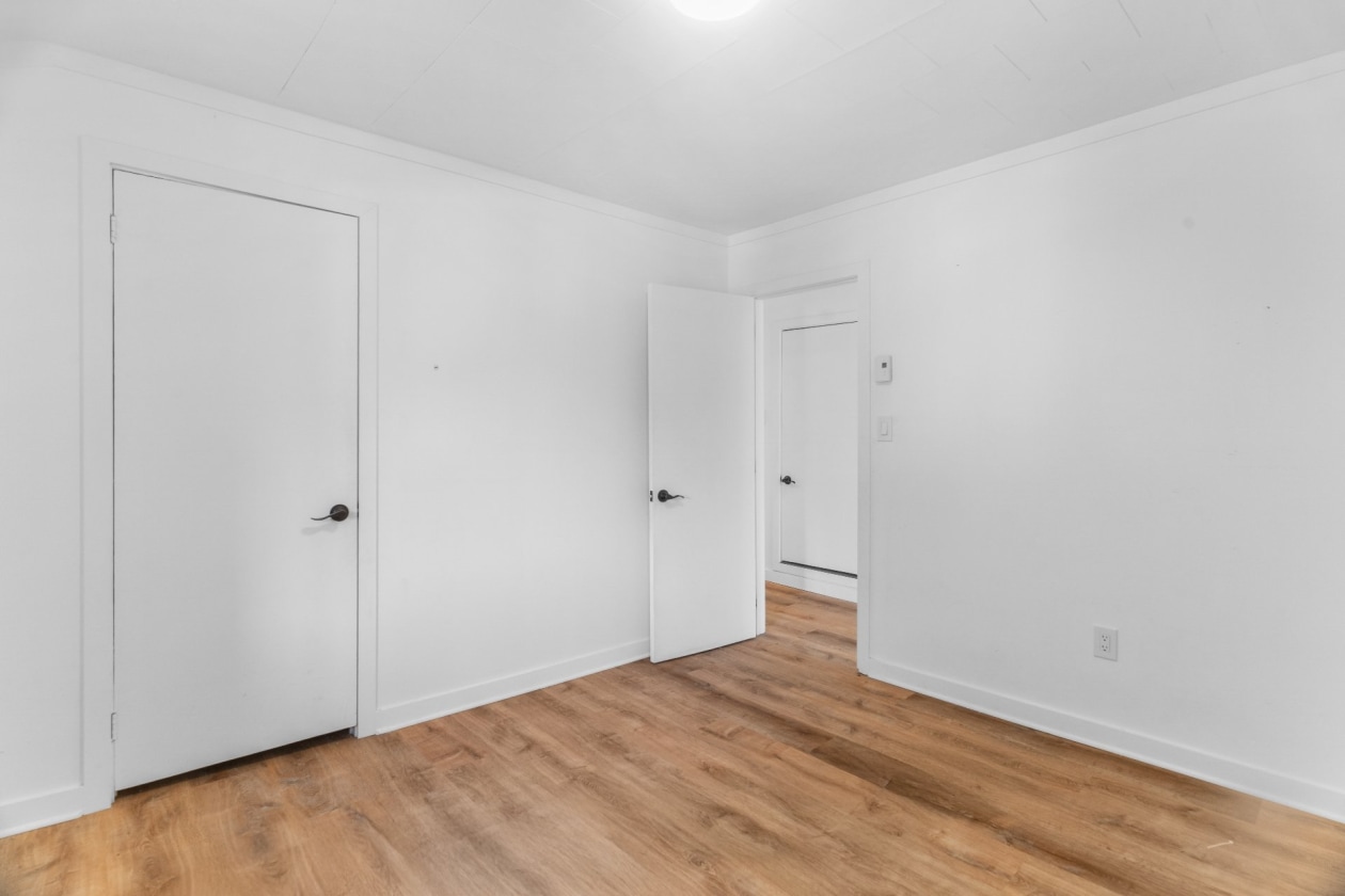 Chambre à coucher — 1505 - 1507 Ch. St-Dominique, Les Cèdres