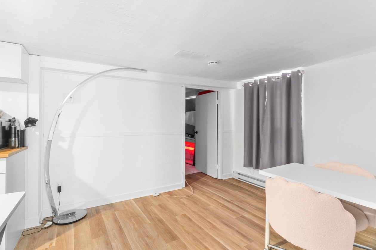 Salon — 1505 - 1507 Ch. St-Dominique, Les Cèdres