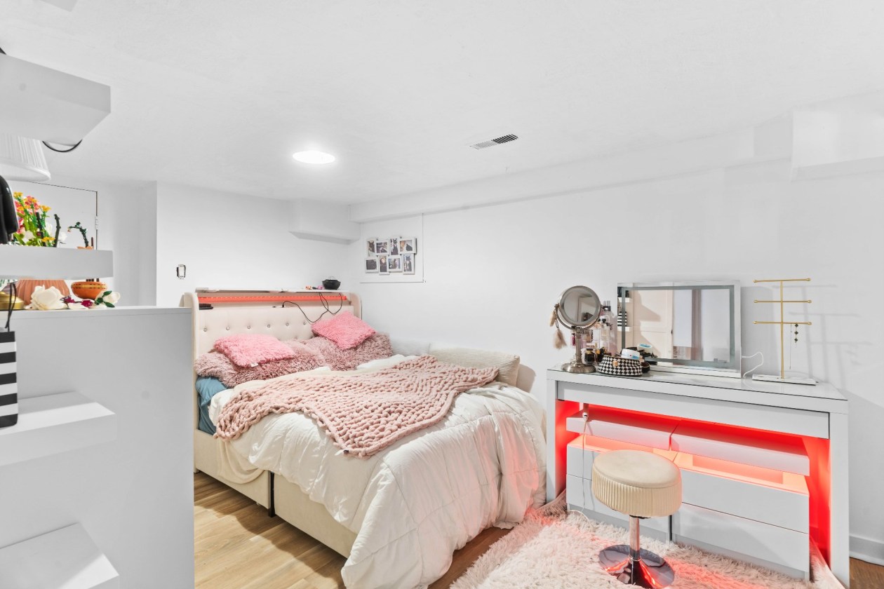 Chambre à coucher — 1505 - 1507 Ch. St-Dominique, Les Cèdres