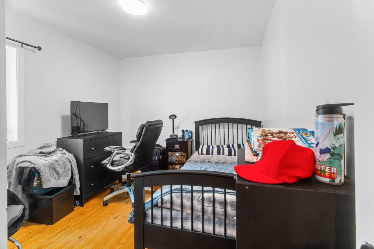 Chambre à coucher — 1505 - 1507 Ch. St-Dominique, Les Cèdres
