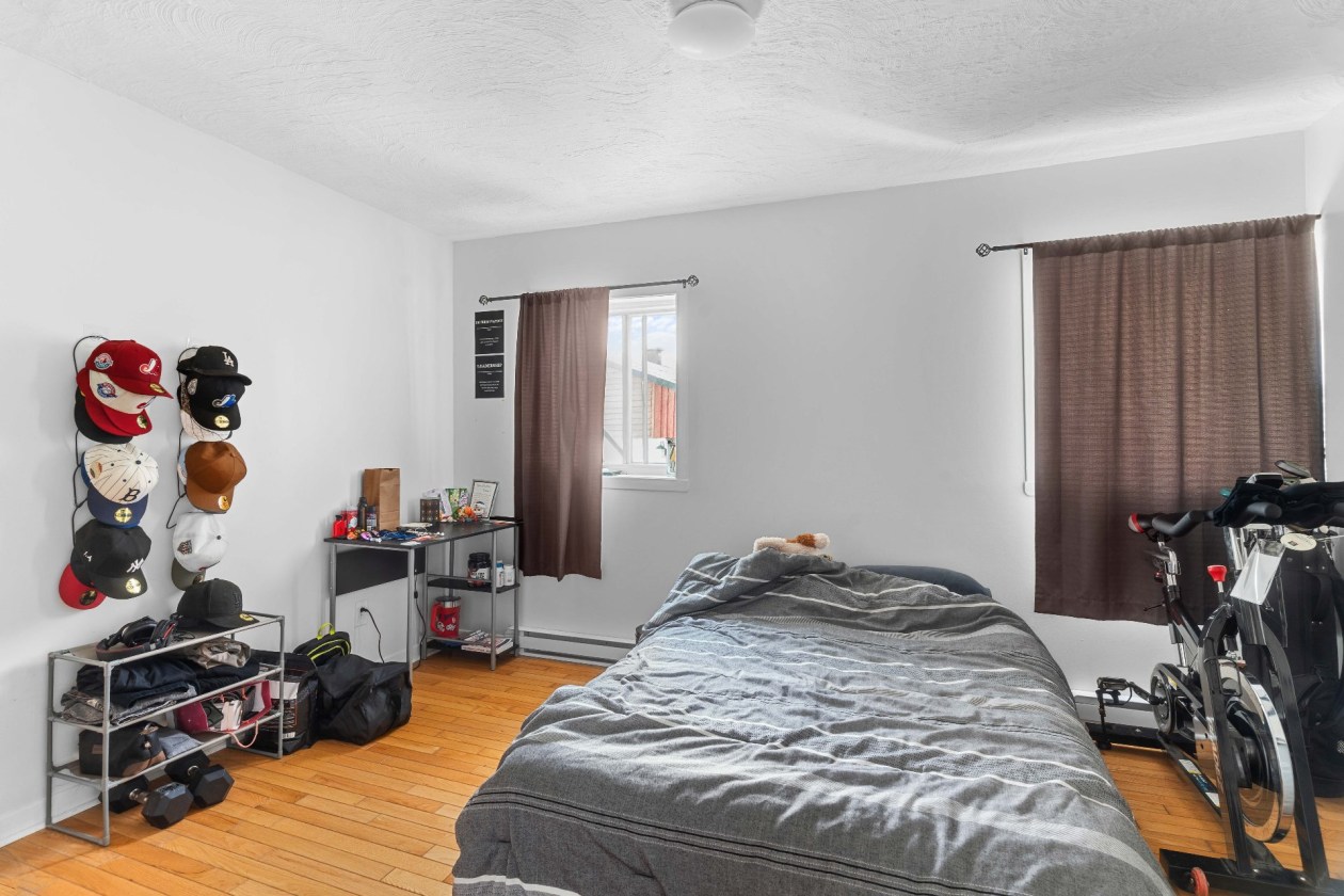 Chambre à coucher — 1505 - 1507 Ch. St-Dominique, Les Cèdres