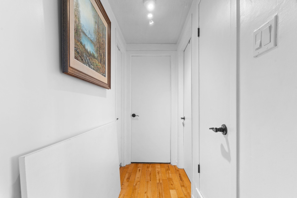 Hall d'entrée — 1505 - 1507 Ch. St-Dominique, Les Cèdres