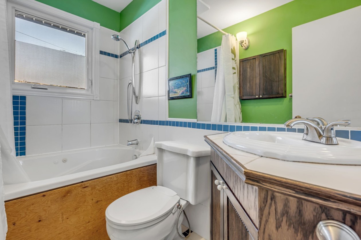 Salle de bains — 2490 Rue Lionel, Québec