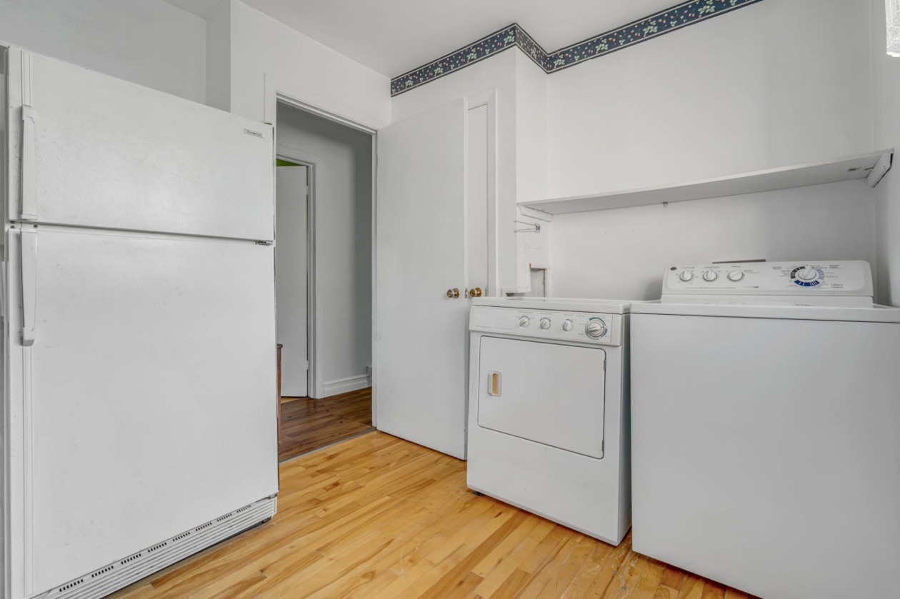 Salle de lavage — 2490 Rue Lionel, Québec